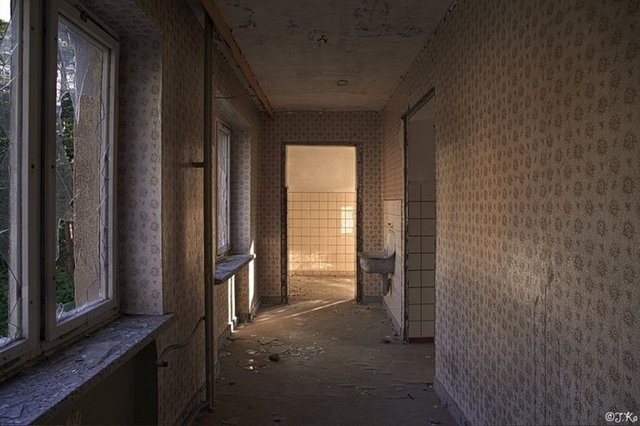 Bunun ana nedeni ise Nazi Almanya'sı zamanında Hitler'in emriyle Prora ismiyle 1936 ve 1939 yılları arasında kurulmuş olması.