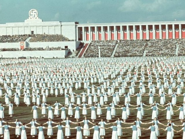 1938 mitinginde Alman kızları dans gösterisi yapıyor.