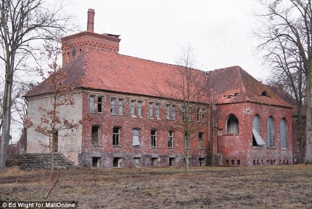 Nazi askerleri, Owinska kasabasında bulunan bu hastaneden yüzlerce akıl hastasını, öldürücü gaz deneyleri için kaçırarak Poznan Toplama Kampın'a hapsetti.