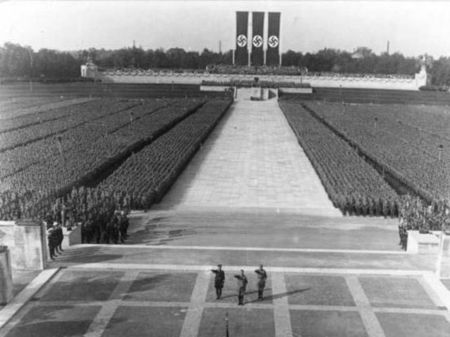 Tam ortada gördüğünüz kişi Hitler. 1934 yılında önceki savaşlarda hayatını kaybeden askerleri onure ediyorlar. 1934'teki bu mitingin filmi de yapıldı. 'Triump of the Will' bu şekilde Nazi kültürü Almanya dışına da taşınmış, tanıştırılmış oldu.