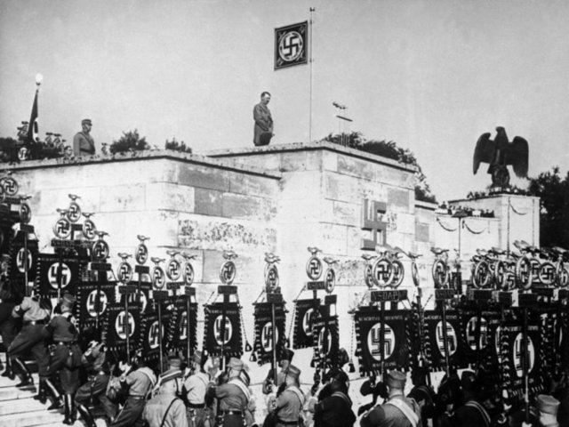 1938 mitinginde Hitler marşçılarını inceliyor. 1938 mitingi "Daha Büyük Bir Almanya Mitingi" olarak adlandırılmıştı. Bunun nedeni ise Mart 1938'de Almanya'nın Avusturya'yı topraklarına katmasıydı. Bu sondu... 1939 Mitinginden 1 gün önce Polonya işgal edilmiş savaş başlamıştı.