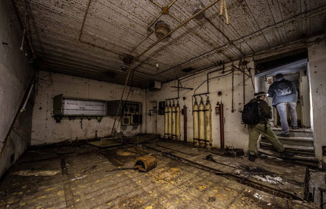 Dönemin şartlarına göre yapılan yer altı sığınağındaki borular paslanmış.30 metre aşağıda ışıksız küçük bir kasaba inşa edilmiş. Parisli fotoğrafçı bu keşfi yapmak için Fransa'nın yıllık av sezonuna girmesini bekledi.