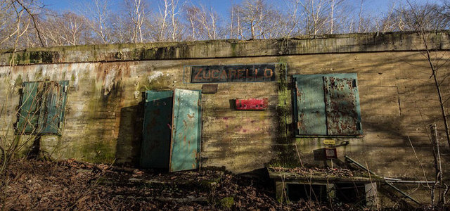 Fotoğraftaki sığınaklar Hitler'in son komuta merkezi olarak tarihe geçti. Sığınağın duvarında Hitler'den sonra Fransızlar "Terrain Militaire Defense D'entrer" yazmışlar.
