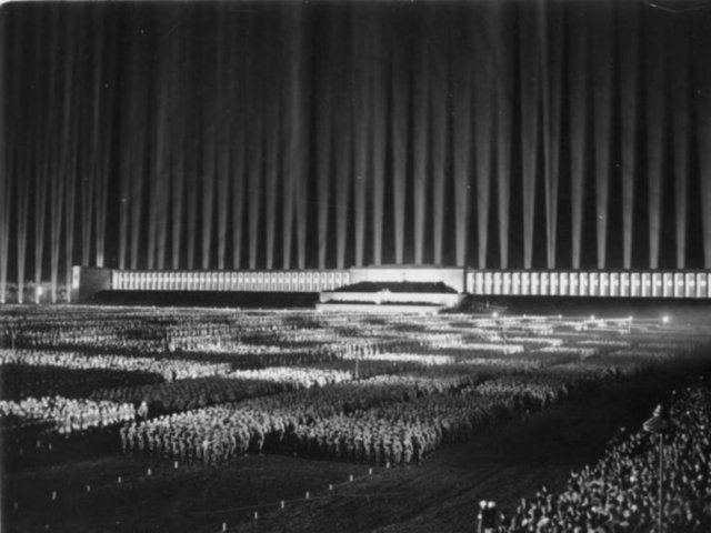 1934 mitingi aynı zamanda "Işığın Katedrali" gösterisiyle de ünlenmişti. Savaş uçaklarına karşı kullanılan bu ultra güçlü spotlar yukarı doğru baktırılarak sütunlar oluşturuldu. Hava kuvvetleri bütün ışıkların böyle bir gösteride kullanılmasına karşı çıkmıştı ama Hitler ısrar etti.