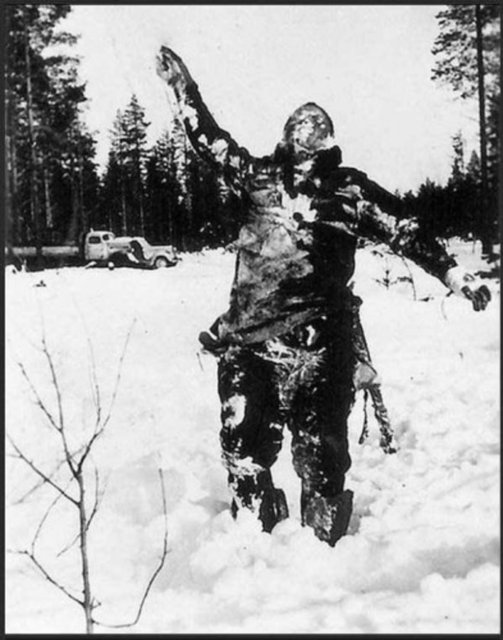 Fin askerleri tarafından, Sovyet birliklerini korkutmak için desteklerle karlar arasına montelenmiş, soğuktan donan bir Sovyet askeri, 1938. Finli askerler, soğuktan donarak ölen Sovyet askerini psikolojik savaş malzemesi olarak böyle kullanmış.