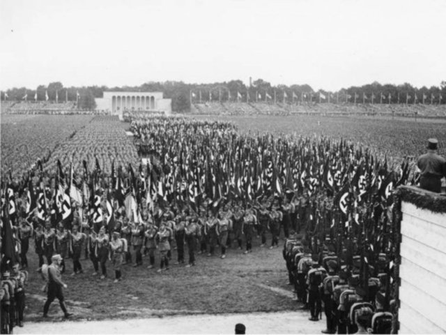 Naziler 1920'lerden beri düzenli olarak parti kongreleri düzenliyorlardı. 1933'e gelindiğinde artık bu durum miting alanlarına taşındı. Nazilerin parlamenter kanadı SA bu mitinglerin marşçılarıydı. Uzun bıçaklar gecesinde onların da kalemi kırıldı.