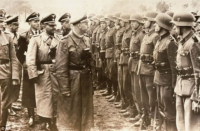 Kasım 1943, Nazi Almanya'sının 2. adamı olan Heinrich Himmler'in Poznan Toplama kampını ziyareti sırasında çekilmiş bir fotoğraf.