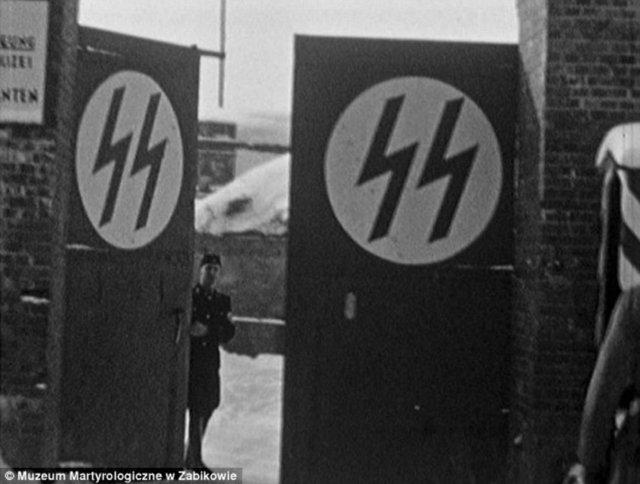 HİTLER AKIL HASTALARINI DA KATLETTİ 6 Milyon Yahudi'nin öldürücü gazla katledildiği, Hitler'in ilk toplama kampı olan Poznan'ın kapılarını açan bir Nazi askeri.