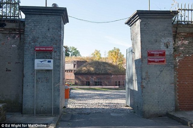 Yüzbinlerce esir bu kapılardan geçirilerek toplama kampına hapsedildi.