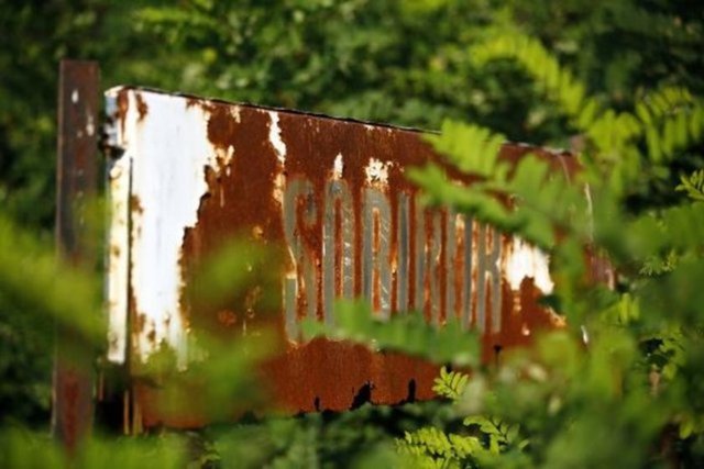 ÖLÜM ODALARI BÖYLE GÖRÜNTÜLENDİ! - Filmlere de konu olan Sobibor imha kampında yüz binlerce Yahudi öldürülmüştü. Arkeologlar, yıllar süren çalışmalar sonrası, ölüm odalarının kalıntılarını buldu.