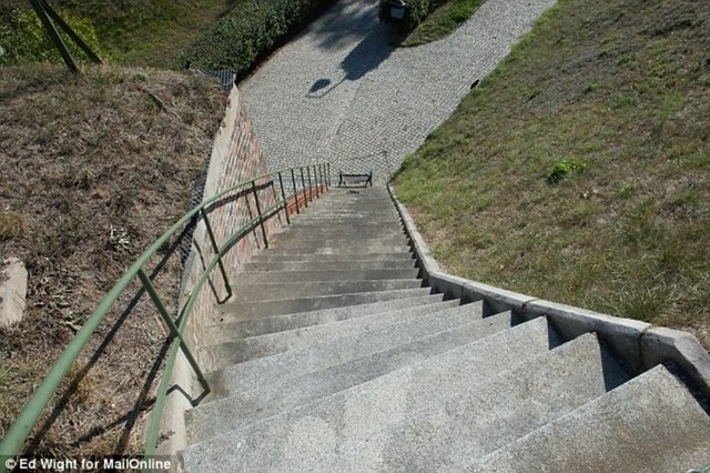 Tutsaklar merdivenin sonuna ulaştıklarında gardiyanlar tarafından tekmelenip tekrar aşağıya düşürülüyordu.
