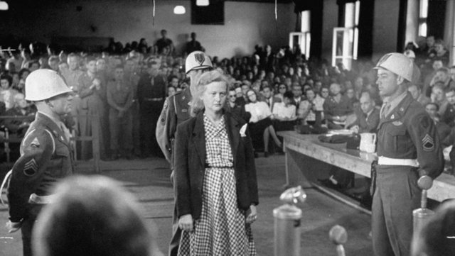 1947 yılında ömür boyu hapis cezasına çarptırılınca hapisten kurtulmak amacıyla gardiyanların biriyle ilişkiye girip hamile kalmış ve 2 sene içinde serbest bırakılmıştı.