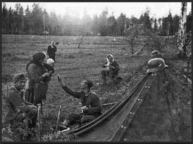 Bir Alman askeri, kumanyasını Rus bir anneyle paylaşırken, 1941.