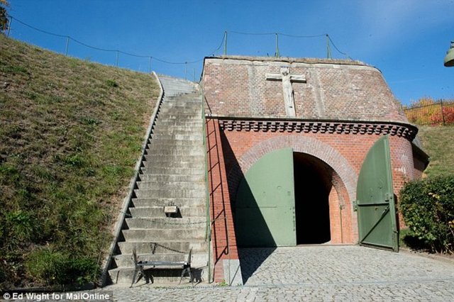 Naziler 1942 yılında gaz odalarının kullanımını durdurdu fakat mahkumlara ağır taşlar bağlayarak merdivenlerdenleri koşarak çıkmaya zorladı.