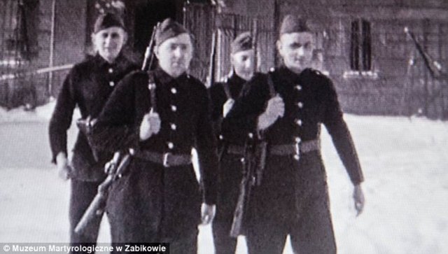 Yahudi esirler arasından seçilen Sonderkommando birliklerinin, 5 binden fazla mahkumun ölümüne sebep olduğu belirtiliyor.