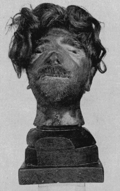 Aksesuar olarak kullanılan küçültülmüş yahudi kafası