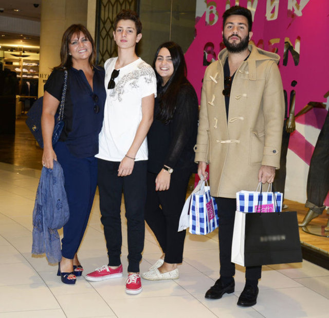 Annesi ve iki kardeşiyle Akmerkez'de alışveriş yapan Engin Can'ın 30 derece sıcakta kapüşonlu kışlık paltoyu neden giydiği anlaşılamadı.