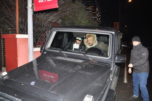 Arkadaşlarıyla halı saha maçı yapan ve son düdük çalar çalmaz soluğu çorbacıda alan Ural, şortunun üstüne giydiği paltosuyla tüm dikkatleri üzerine çekti. Sorular üzerine maçı kendi takımının kazandığını söyleyen Ural, annesinin cipiyle mekândan ayrıldı.