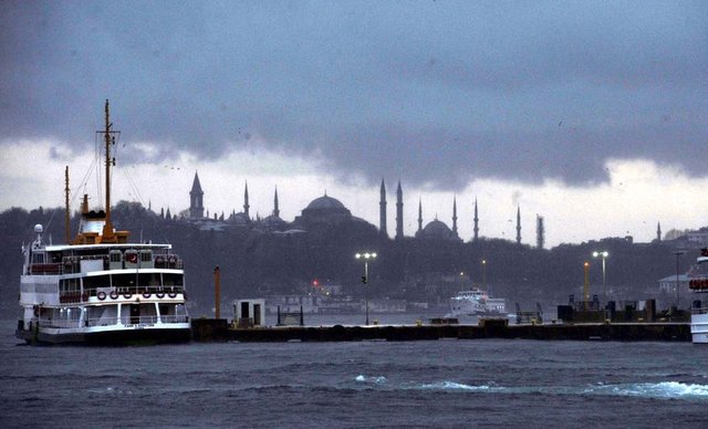 Karanlık bir sabaha uyanan İstanbul'da yağışın etkisiyle trafik zaman zaman durma noktasına geldi.