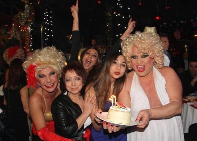 Aile, mekanda sahne alan şov grupları eşliğinde geç saatlere kadar eğlendi.