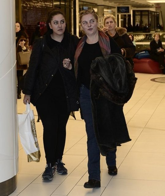 Alışveriş yapan anne-kız, daha sonra teknoloji mağazalarındaki cep telefonları ve tabletleri inceledi.