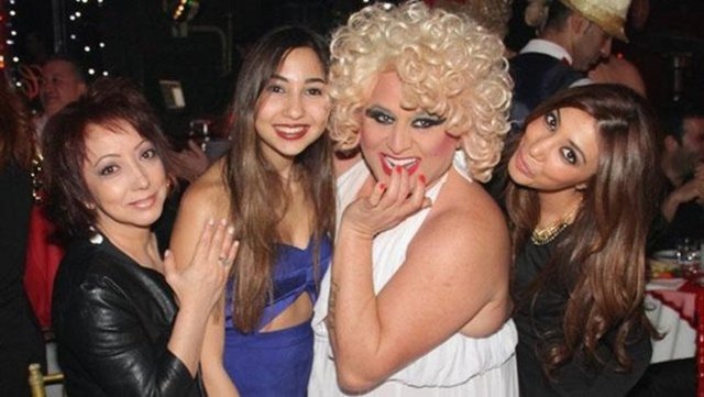 Ünlü oyuncu ile kızları Eylül ve Eda, dilek tutup pastanın mumlarını birlikte üfledi.