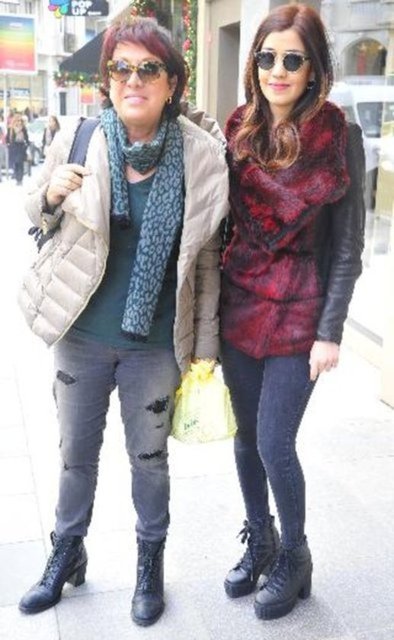 Usta oyuncu Oya Başar, eski eşi Levent Kırca'dan olan kızı Ayşe ile Nişantaşı'ndaydı.