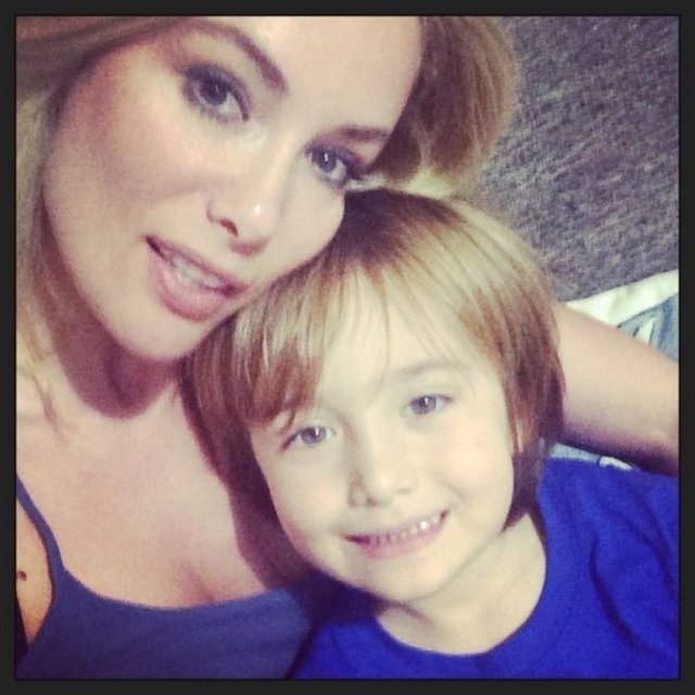 Oyuncu Gamze Özçelik, oğlu Murathan'la Nişantaşı'nda bir AVM'de görüntülendi.