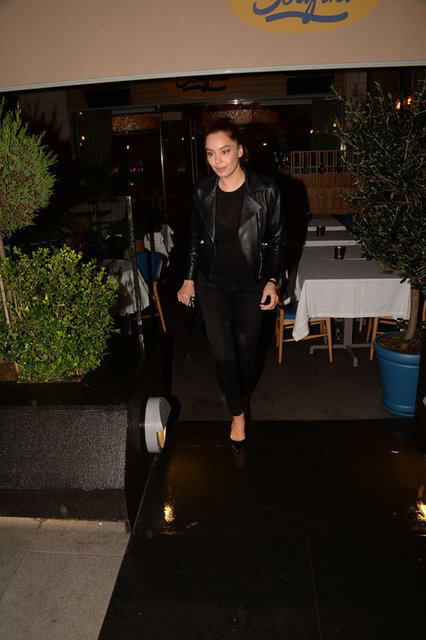 2002 yılında dünya güzeli seçilen 33 yaşındaki Azra Akın'ın yüzündeki farklılık "Estetik mi yaptırdı?" sorusunu akla getirmişti.