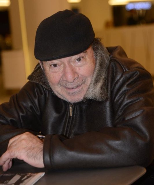 Kendisini görenlerin çok şaşırdığını söyleyen Şeker, "Beni görüp Erol Günaydın sanan, hatta 'Amca sen vefat etmemiş miydin?' diye soranlar oluyor. Ben de 'O benim bir numara büyüğümdür, ben normal bir vatandaşım' diyorum" demişti.