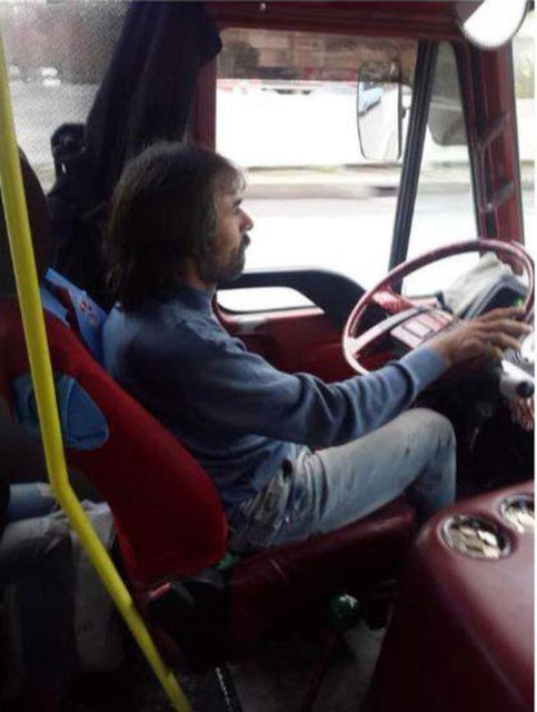 Kadıköy - Kartal minibüsünde şoförlük yapan bu adam Erdal Beşikçioğlu'na benzerliği ile dikkat çekmişti.