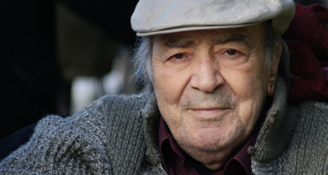 Merhum sanatçı Erol Günaydın'a ikizi kadar benzeyen Ahsen Şeker, bir alışveriş merkezinde görüntülennmişti.