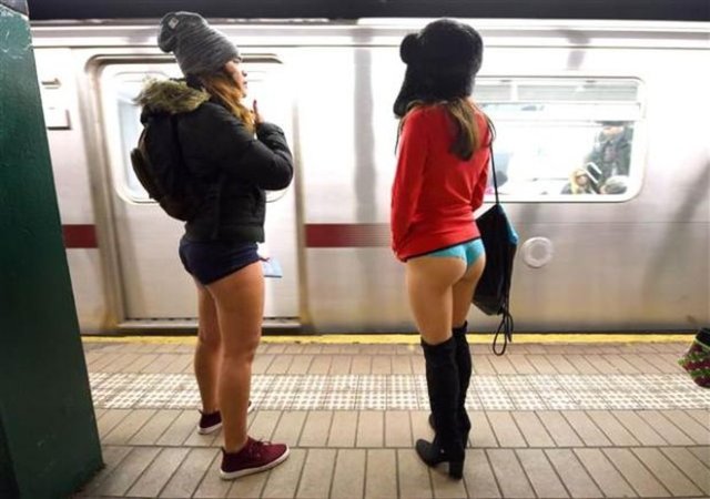 ABD'de düzenlediği ilginç eylemlerle adını duyuran "Improve Everywhere" tarafından bu yıl 14'üncüsü gerçekleştirilen "Pantolonsuz Metro Yolculuğu" etkinliği, New York'ta büyük ilgi gördü.