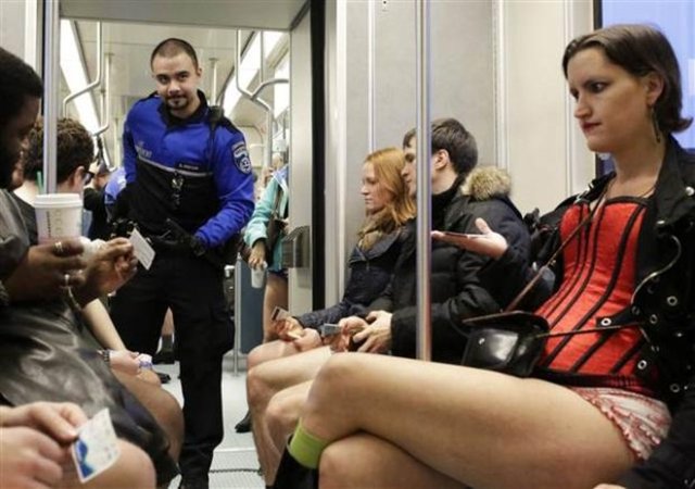 Kış ortasında iç çamaşırları ile metrolarda seyahat edip sokaklarda dolaşan eylemciler, kendilerini izleyenlerin şaşkınlık dolu bakışlarına aldırmadan, pantolonsuz dolaştı.