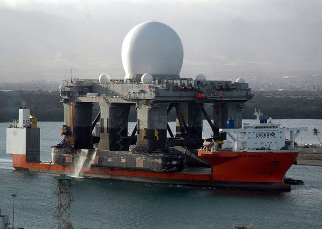 Bütün bu devasa nakliye gemilerini yapan firmanın adı Dockwise. Bir Hollanda şirketi.