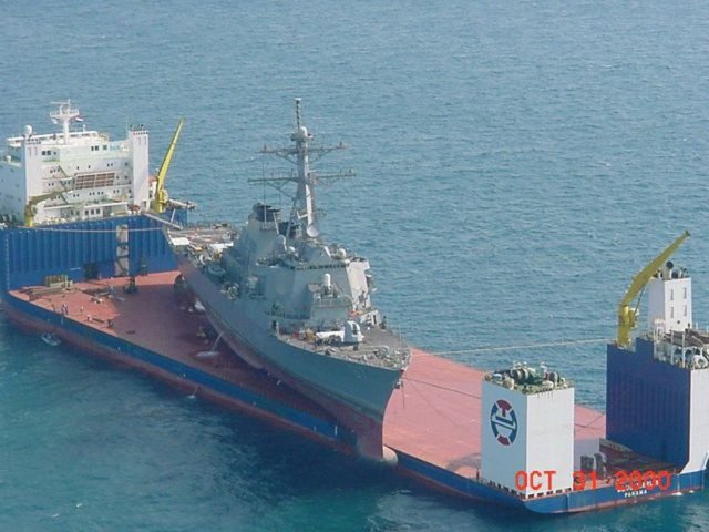 Ardından USS Cole gibi devasa bir savaş gemisi bu güverteye çekilip, Blue Marlin'in tankerlerindeki su boşaltılınca, dev yük gemisi tekrar yüzer hale geliyor.