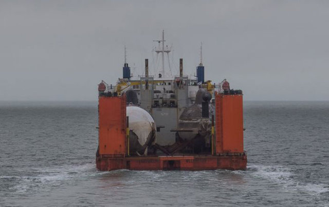 Hollanda bandıralı 173 metre uzunluğundaki "Transshelf" adlı gemi Rusya'ya ait iki adet denizaltıyı naklediyor.