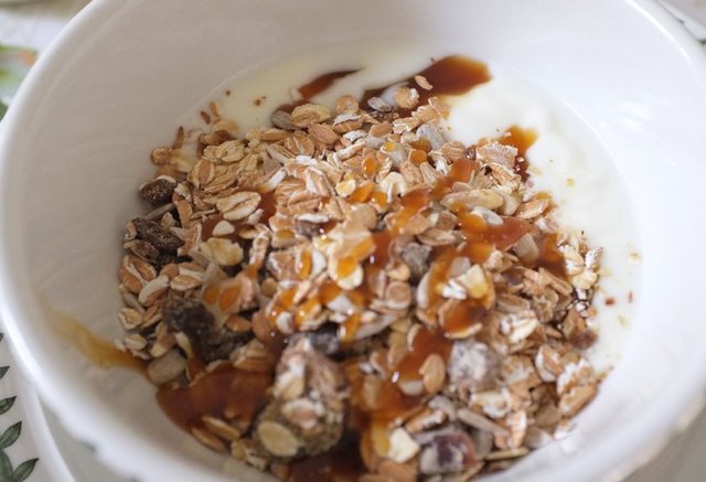 Ara öğünlerde günde 2 defa prebiyotik yoğurtla birlikte, kuru meyveli yulaf karışımını tarçınla zenginleştirerek tüketin.