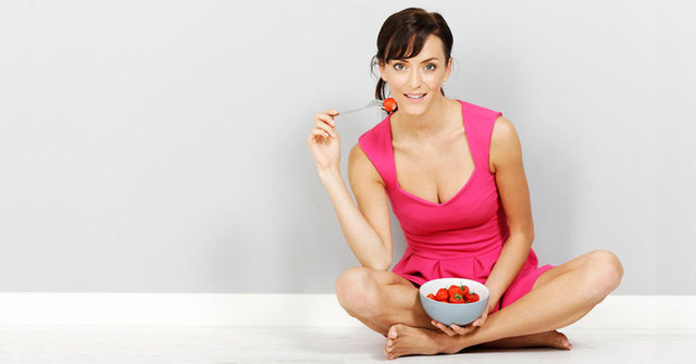 Yemek yerken yavaş yemek, yemekle birlikte su tüketmemek önemlidir. Reflü şikayetiniz varsa yemek yerken oturuş pozisyonunuz, giydiğiniz kıyafetin belinizi çok fazla sıkmaması, yine alınacak önlemler arasındadır.