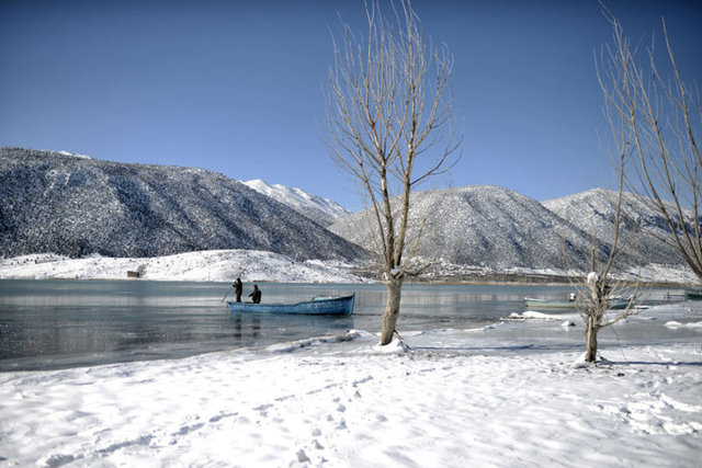 Ancak burada yaşayan yaklaşık 200 kişinin hayatı adeta hapis hayatından farksız. Sıcaklık düşüp göl buz tuttuğunda anakaraya geçmek için kullanılan kayıklar da işe yaramıyor.