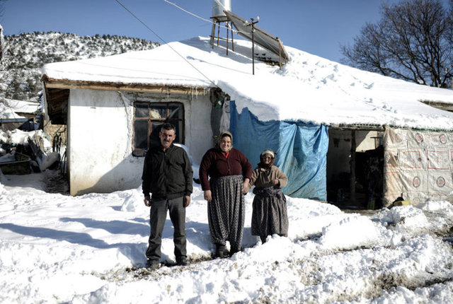 Oğlu Metin Yılmaz ile yaşayan Hatice Nine, şunları söylüyor: "Gece rahatsızlandım, hava ayaz. Gölün buz tutmaması için Allah'a yalvardım.