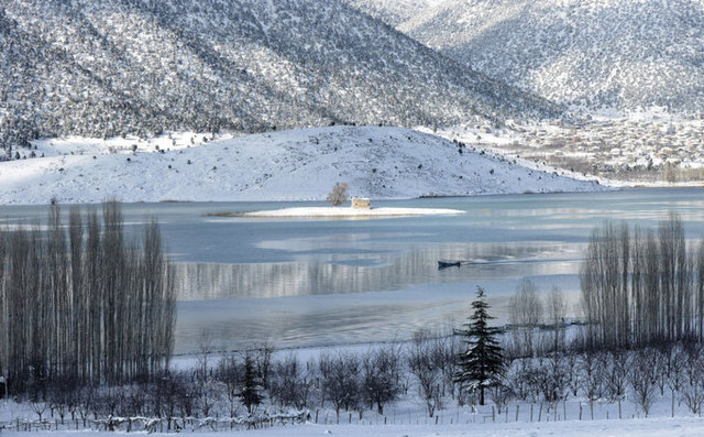 Ne çocuklarımız okula gidebiliyor, ne hastalarımız doktor görüyor. Yeterli erzak yoksa yiyecek sıkıntısı baş gösteriyor. Geçmişte hastaneye gidemediği için ölen akrabalarımız oldu.