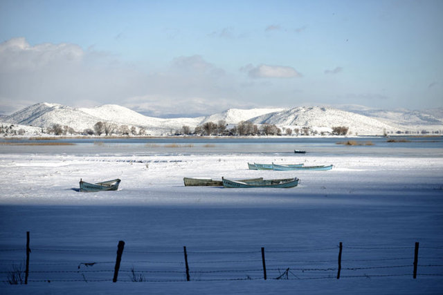 " Hatice Yılmaz (65), hava sıcaklığının eksi 15 derece olduğu gün hastaneye gidebilmiş. Çünkü göl buz tutmamış.