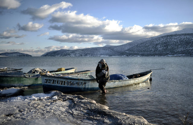 Karaya ulaşmak için 700 metrelik göl yüzeyinde yürümekse ölümle dans etmek anlamına geliyor.