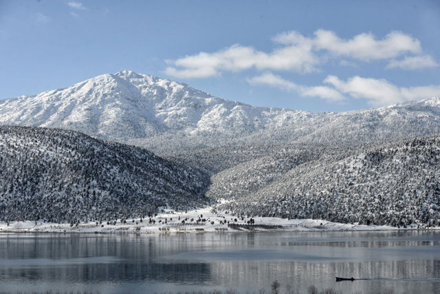 'TEK İSTEĞİMİZ AHŞAP KÖPRÜ' -  - Kışın yaşadıkları Mada Adası'na hapsolduklarını anlatan Bayram Karasu, çektikleri çileyi şöyle dile getiriyor: "Göl buz tuttuğunda kayıklar işe yaramıyor. Buzun üzerinde yürümekse çok tehlikeli.