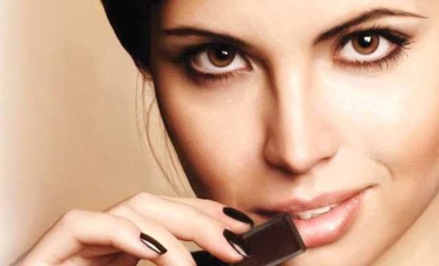 Çikolatanın kanseri önlemede, kalp hastalıklarını engellemede, bağışıklık sistemini kuvvetlendirmede ve sadece kokusuyla bile ruh halini olumlu etkilemede rol oynadığı belirtiliyor.