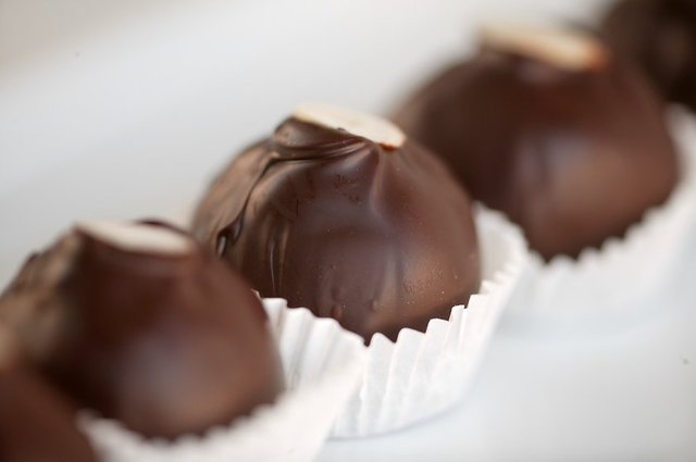 Çikolata sayılan tüm bu avantajların yanında, fazla tüketilirse yüksek şeker ve yağ içeriğiyle şişmanlığa ve birçok hastalığa davetiye çıkartabilmekte.