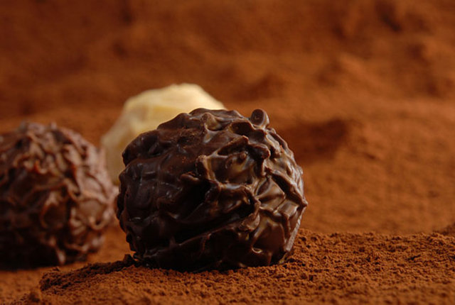 Phenethylamine, sinir sistemini uyarır, bazı salgıların salınmasını tetikler, ağrıları dindirir ve kişinin kendini iyi hissetmesini sağlar.