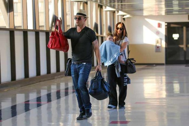 Megan Fox, 3 yaşındaki oğlu Noah'ın kendi kreasyonu olan kimonolara takıntısı olduğunu söylüyor.