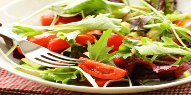 Her öğünde bol limonlu yeşillikler ve bu yeşilliklerden oluşan karışık bir salata, demir emilimini artırır.